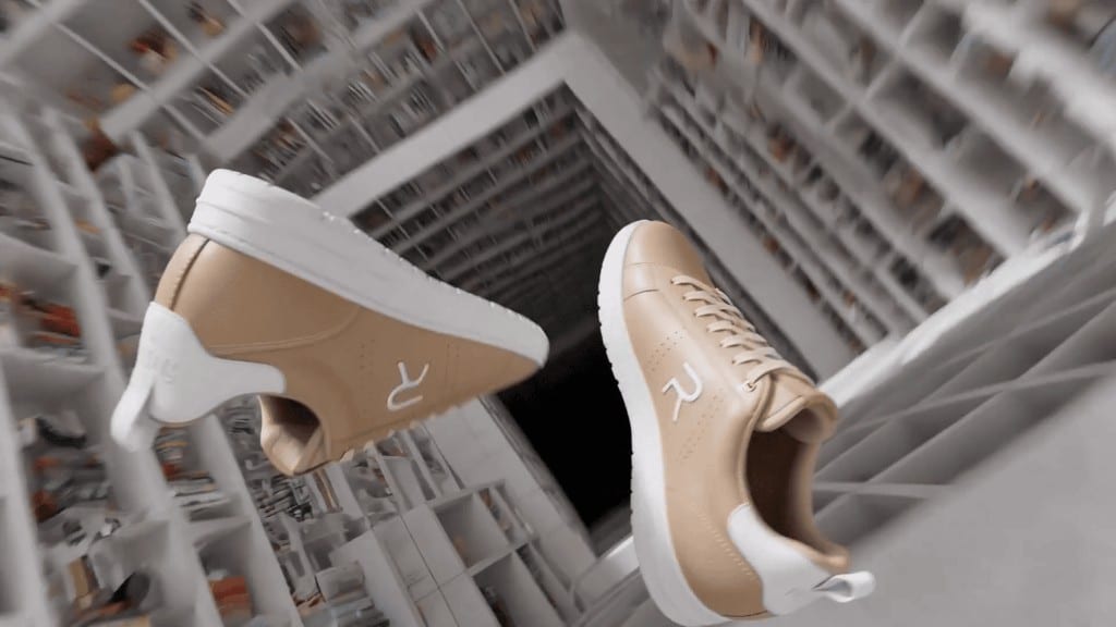 Commercial Lengow — sneakers falling through infinite shelves